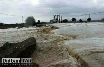 محبوس شدن ۱۰ نفر در خودروی سنگین گرفتار در سیل تنگه کنارک