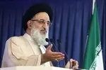  امام جمعه کرج: آمریکا کاری نکند که تنگه هرمز را ببندیم/ فریاد با صلابت «مرگ بر آمریکا» نشانه ضعف دشمن است