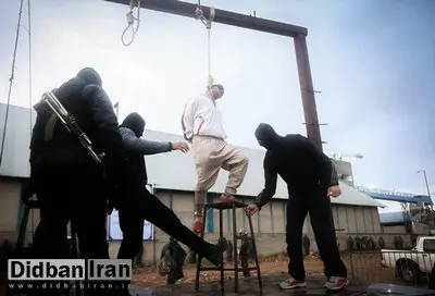 اعدام دو متجاوز در مشهد و در ملاعام / آنها با تاکسی زنان و دختران را ربوده و تجاوز می‌کردند 
