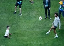 فوتبال بازی کردن محمد صلاح با کودک بی‌پا