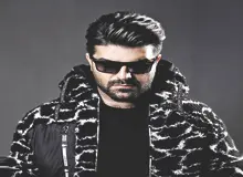 تلاش دعانویس‌ها و متخصصان برای درمان خواننده معروف ایرانی+ جزییات