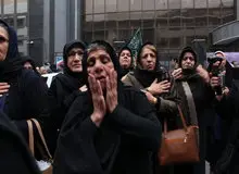 تصاویر تلخ از عزاداری خانواده قربانیان سانچی در مقابل شرکت ملی نفتکش
