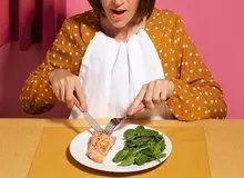 چرا بعد از غذا خوردن سردرد می‌گیریم؟