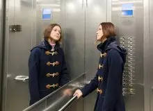 آیا می‌دانید چرا آسانسورها آینه دارند؟

