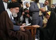 آیت الله خامنه ای: حافظه ادبی مردم ما ضعیف است/ گاهی مجری تلویزیون یک شعر غلط می‌خواند که اعصاب انسان خرد می‌شود