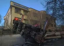 سقوط جرثقیل در بلوار آفریقا+عکس