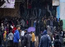 قحطی نان در غزه؛ هجوم زنان و کودکان گرسنه به نانوایی‌ها+فیلم