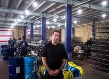 ماجرای کارآفرینی که از کارتن‌خوابی به کارخانه‌داری رسیده و ٩٠‌درصد پرسنلش کارتن‌خواب هستند/ هیچ کس حمایت مان نمی کند 