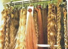 گزارشی  از بازار خرید و فروش موی طبیعی زنان  در تهران: مغازه هایی در خیابان منوچهری که موی طبیعی دختران را از١٠٠ و ٢٠٠ هزار تومان تا بالای یک میلیون تومان می خرند