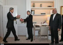 روزنامه وابسته به جریان انقلابی: کسانی به سیاست خارجی دولت انتقاد می کنند که در فراغ مرگ مادرشان به آغوش «جان کری» پناه می‌بردند