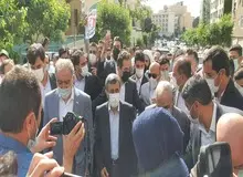  ورود احمدی‌نژاد به ستاد انتخابات وزارت کشور به همراه طرفدارانش و با شعار " اصلاح طلب اصولگرا دیگه تموم ماجرا"+فیلم 