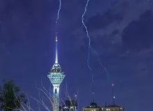 فیلم لحظه برخورد صاعقه به برج میلاد