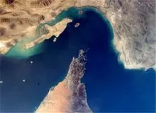 بلومبرگ: تنگه هرمز عملاً روی تجارت جهانی بسته است/ تنها کشتی‌های مرتبط با ایران تردد می‌کنند